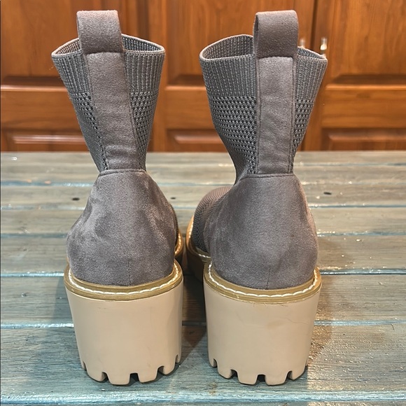 NWOT Nicole Miller NY Gray Platform Sole Chunky Heel Ankle Pull-on Boots Size 8 - Picture 3 of 9